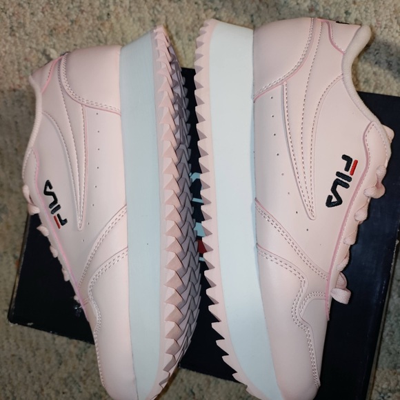 Brand New Pink Filas they look like the lighter pink pics - Picture 6 of 8